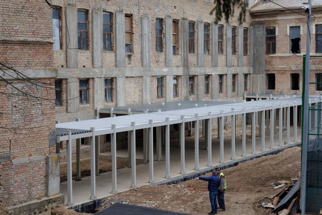 Clădire a Colegiului Pedagogic Vasile Lupu cu schele