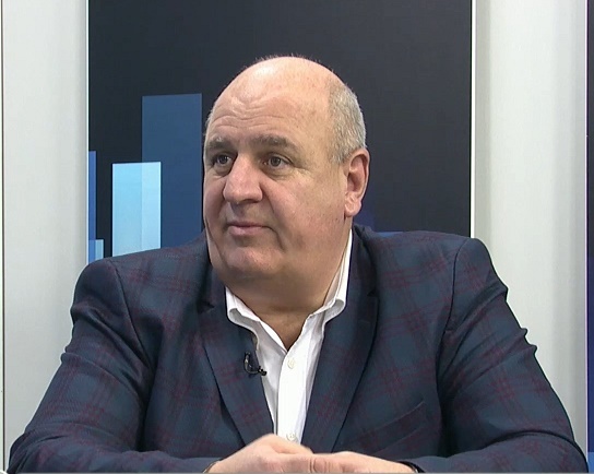 Cătălin Lupu, primarul comunei Ciurea, în costum închis la culoare