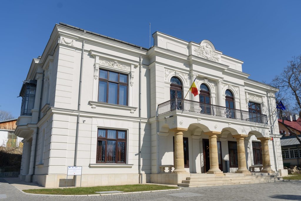 Fațada albă a Casei Pogor din Iași, cu balcon și coloane la intrare