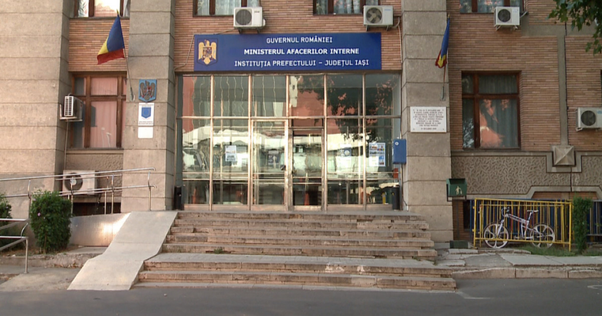 Prefectura Iași: intrarea în sediul Instituției Prefectului, sub panoul Guvernul României, Ministerul Afacerilor Interne