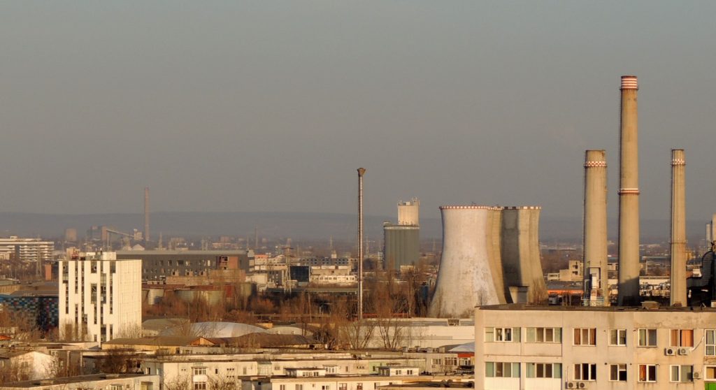 Coșurile și turnul de răcire ale CET 2 Holboca