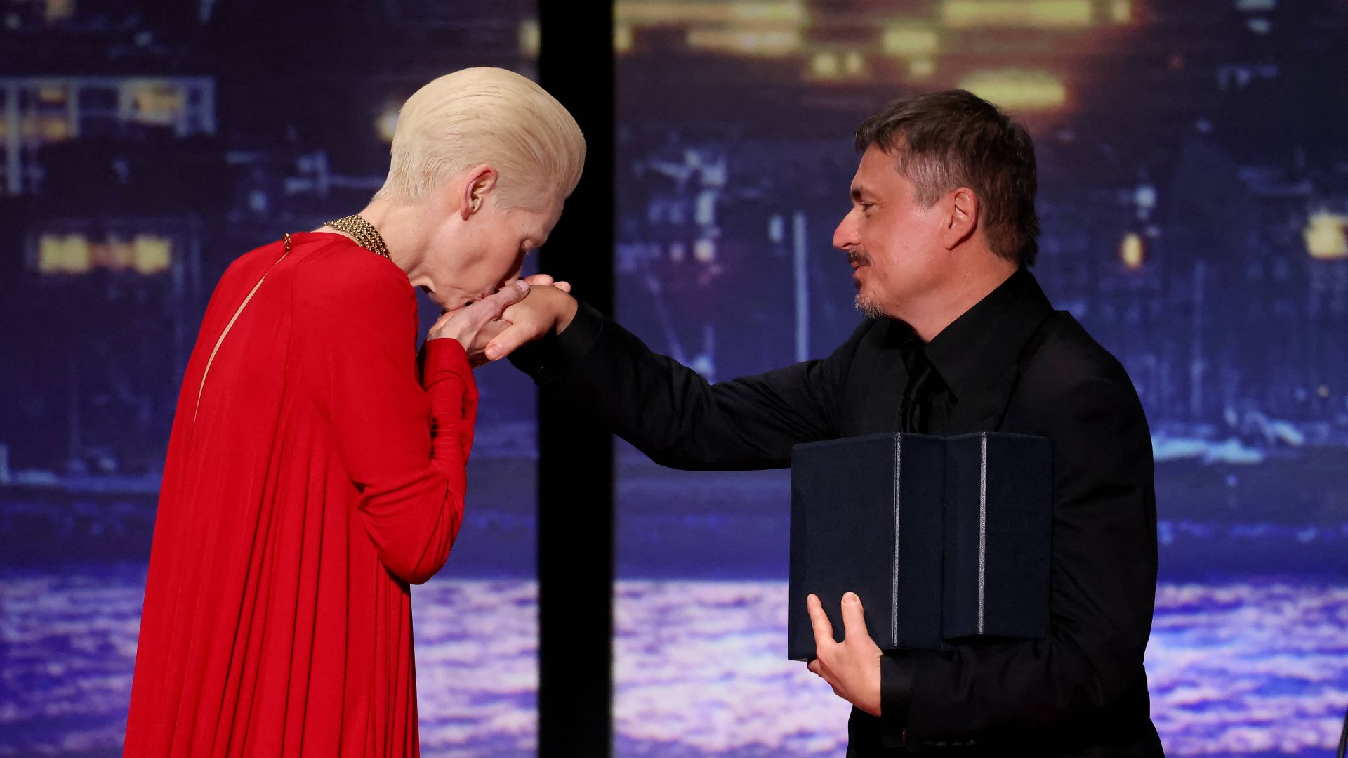 twilda sarută mana