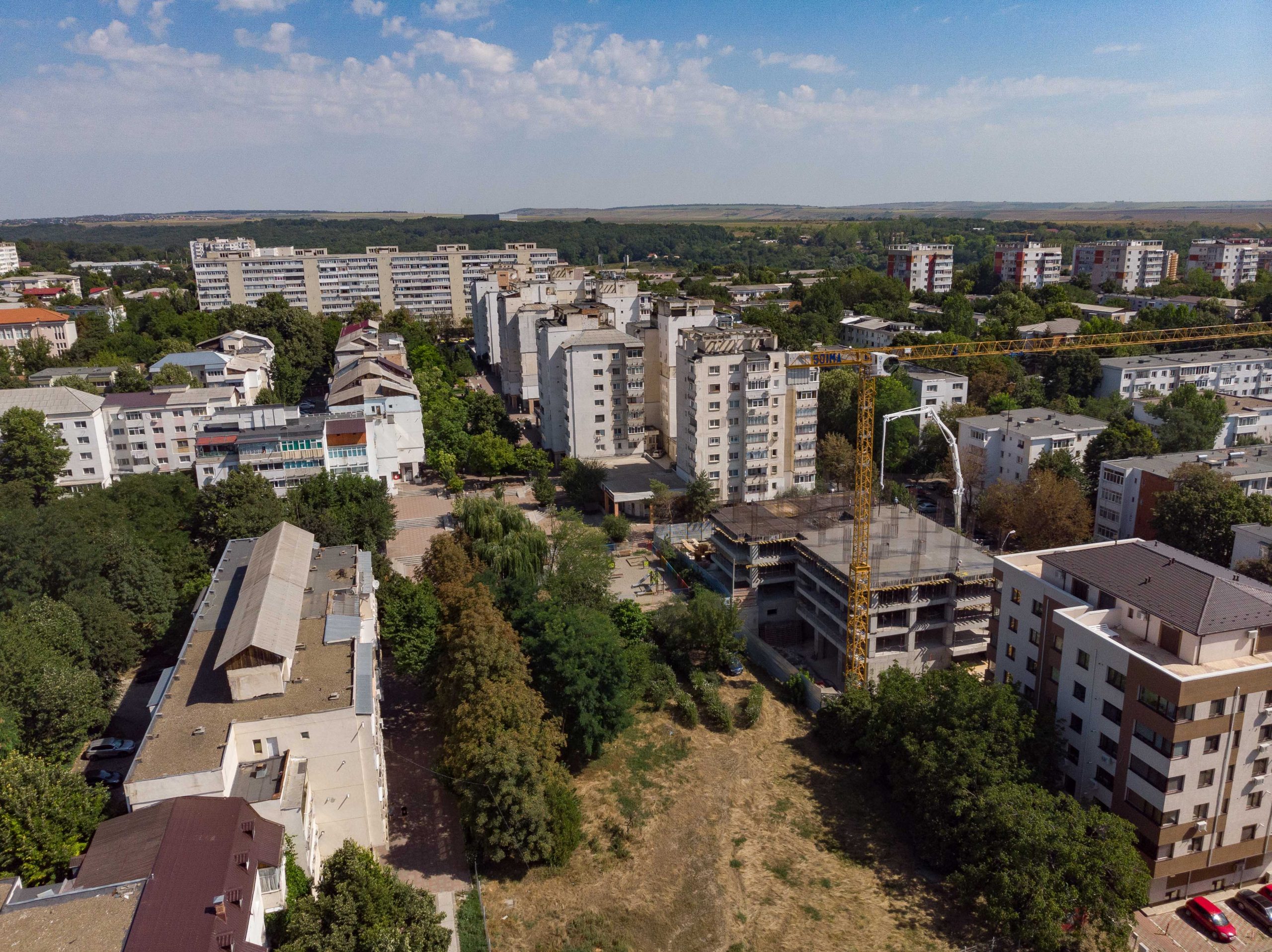 Vedere aeriană asupra unui cartier din Iași cu blocuri și șantier activ