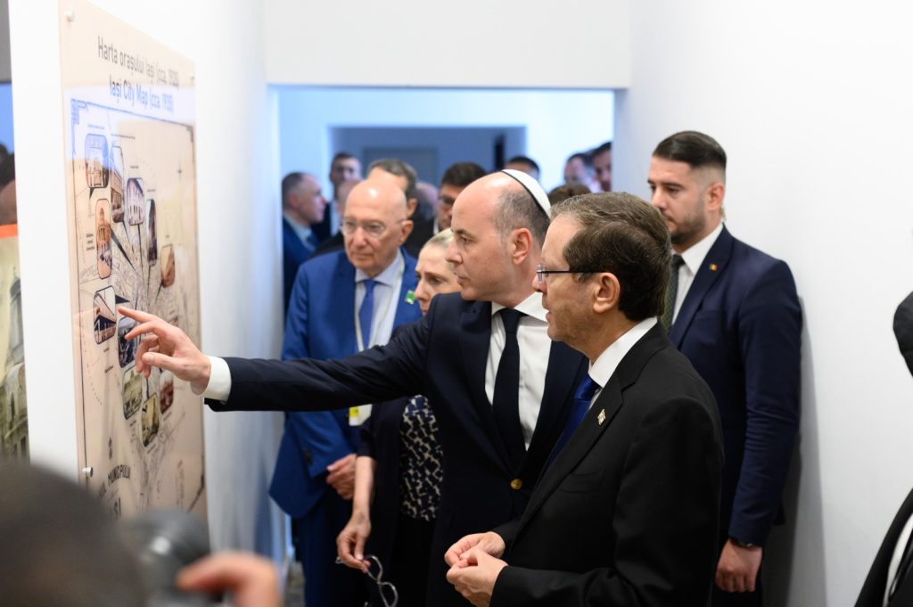 Isaac Herzog privind un panou din expoziția Muzeului Pogromului de la Iași