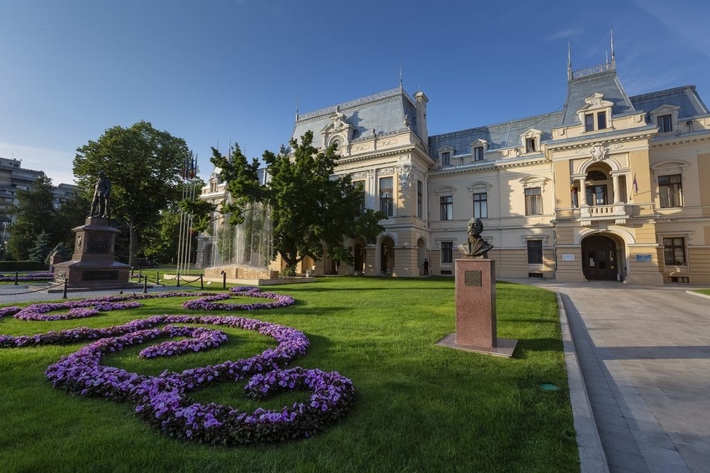 Palatul Roznovanu, sediul Primăriei Iași, cu parcul și aleea din fața clădirii