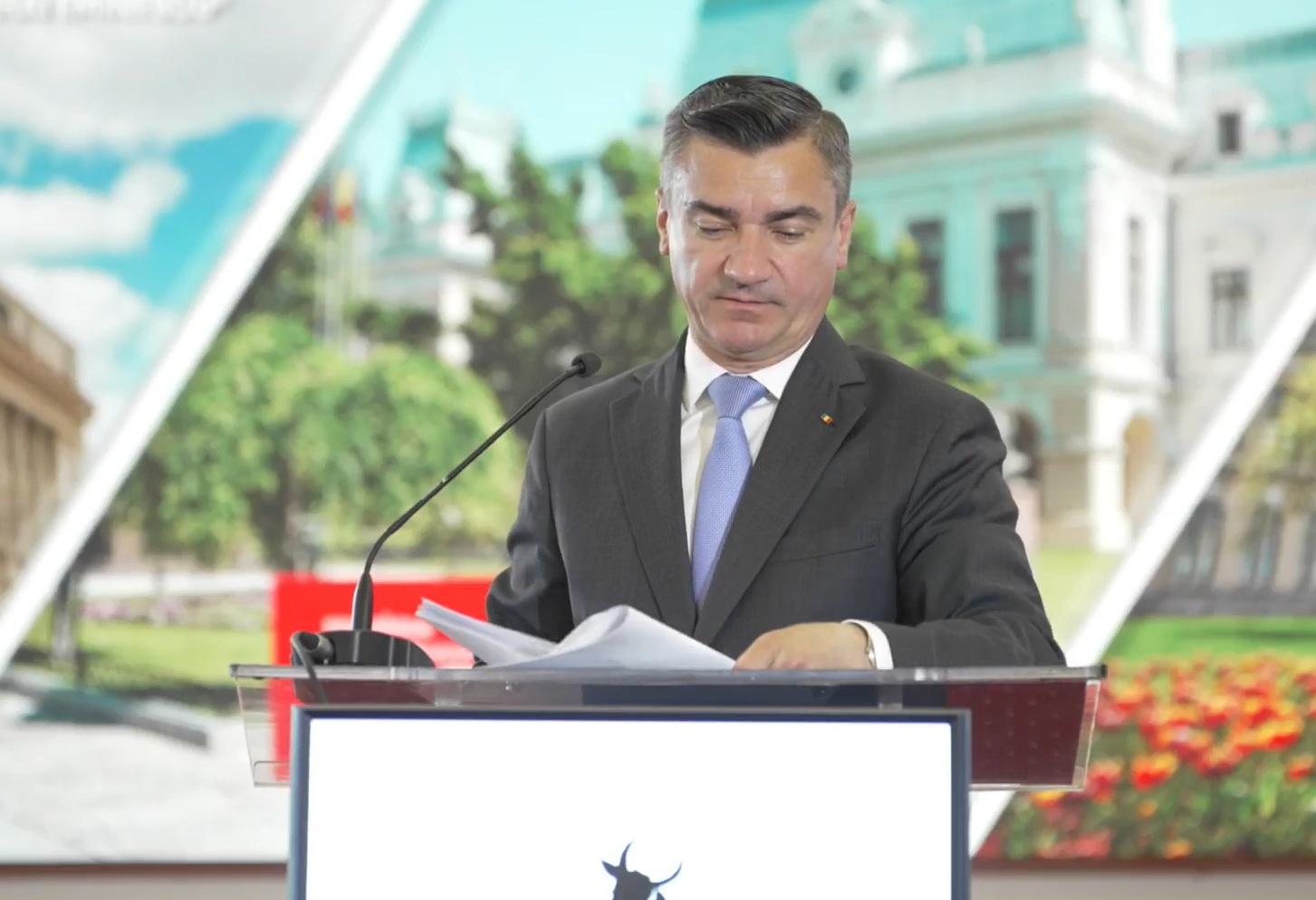 Mihai Chirica, primarul municipiului Iași, la o conferință de presă