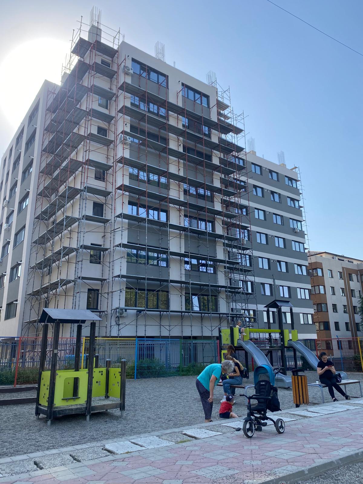 Bloc nou în construcție în Iași, cu loc de joacă în față
