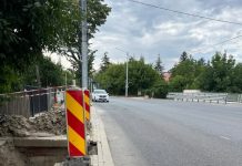 Lucrări interminabile de pe Bucium continua. Elevii și pietonii, forțați să circule printre camioane pe o bordură de 20 de centimetri