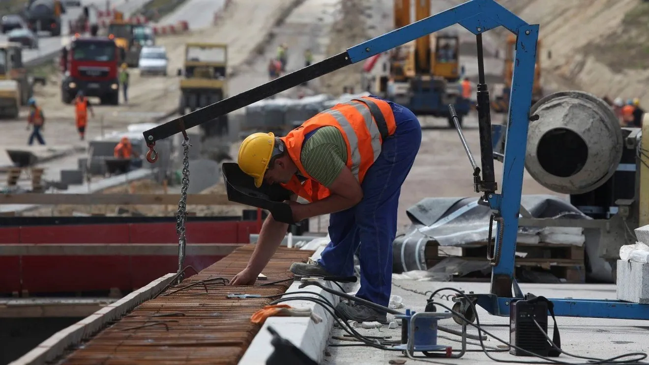 https___www.g4media.ro__wp-content_uploads_2021_03_constructii-santier-infrastructura-autostrazi-muncitori-foto-FMI-Facebook