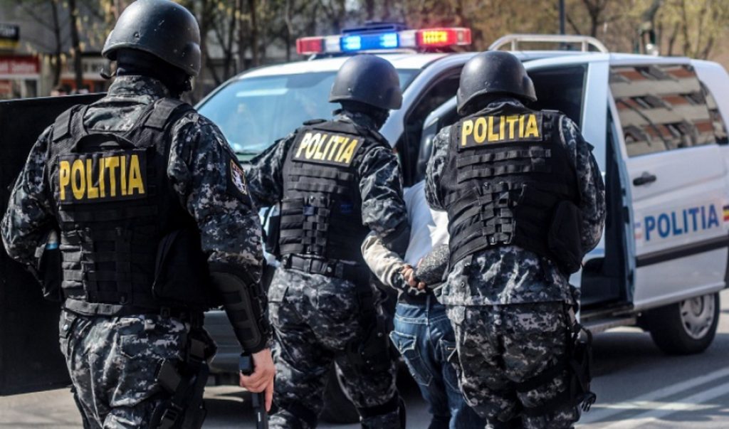 Polițiști cu cagule în timpul unei acțiuni, imagine ilustrativă