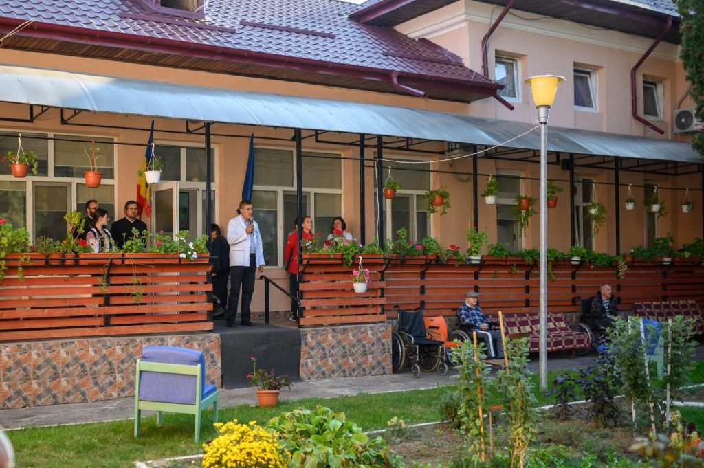 Clădirea Centrului de Asistență Medico-Socială Bivolari, cu terasa din fața intrării