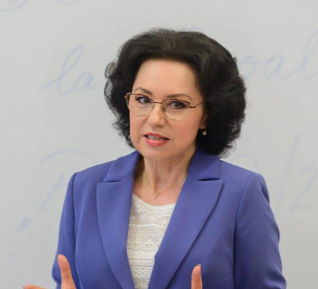 Luciana Antoci vorbind în fața unei table albe