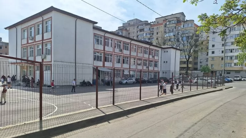 Scoala-Ion-Creanga-jpg (1)