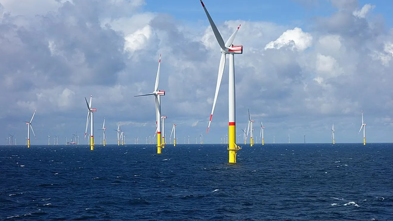 https___www.economedia.ro_wp-content_uploads_2020_11_turbina-eoliana-offshore-sursa-Wikimedia-Commons-Ein-Dahmer