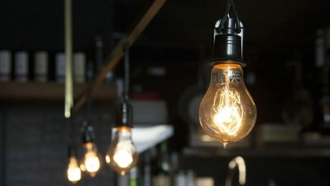 https___www.economedia.ro_wp-content_uploads_2021_02_light-bulbs-406939_1280-e1609332175800-1024x683