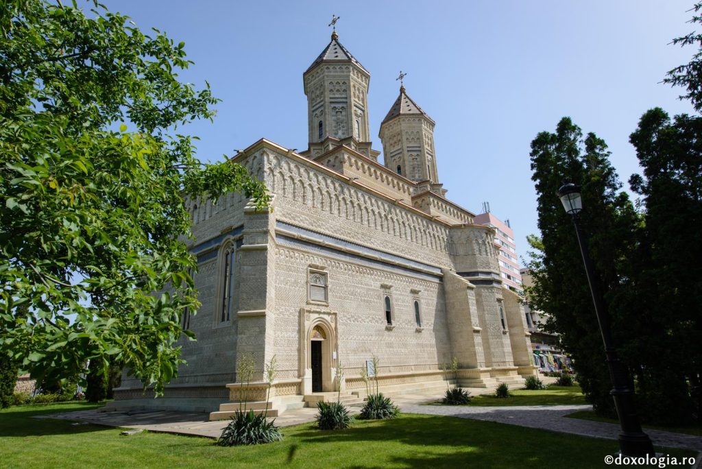 Biserica Mănăstirii Sfinții Trei Ierarhi din Iași, cu fațada sculptată