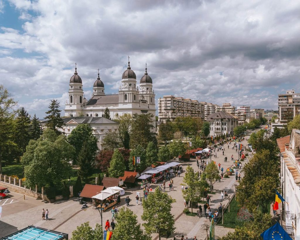 Centrul Iașului văzut de sus, cu Catedrala Mitropolitană și bulevardul Ștefan cel Mare