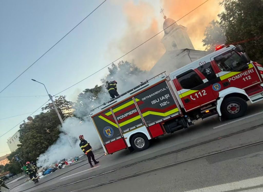 Autospecială de pompieri și fum pe o stradă din Iași