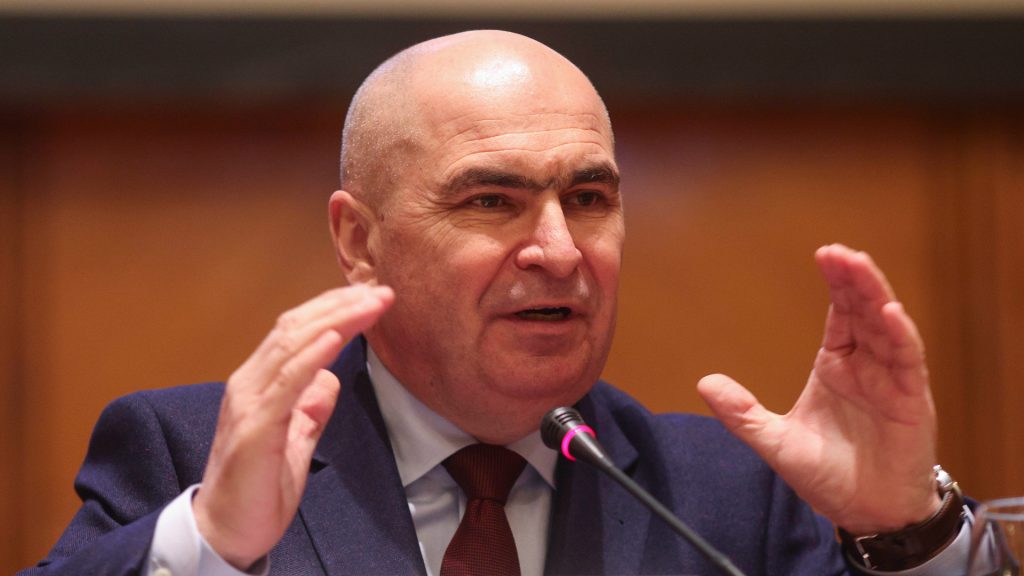 Ilie Bolojan gesticulând în timp ce vorbește