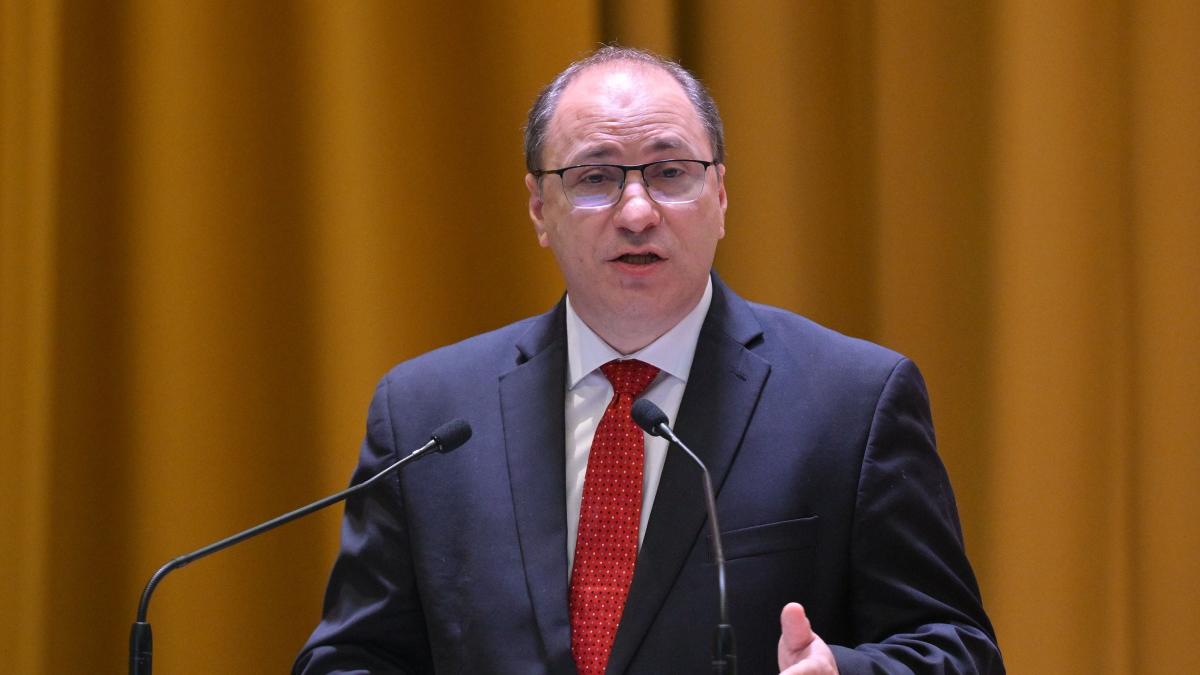 ministrul-educatiei-mesaj-in-versuri-pentru-studentii-usv-iasi-cand-vacuta-nu-da-lapte-iar-ai-ul-e-in-zadar-1101812
