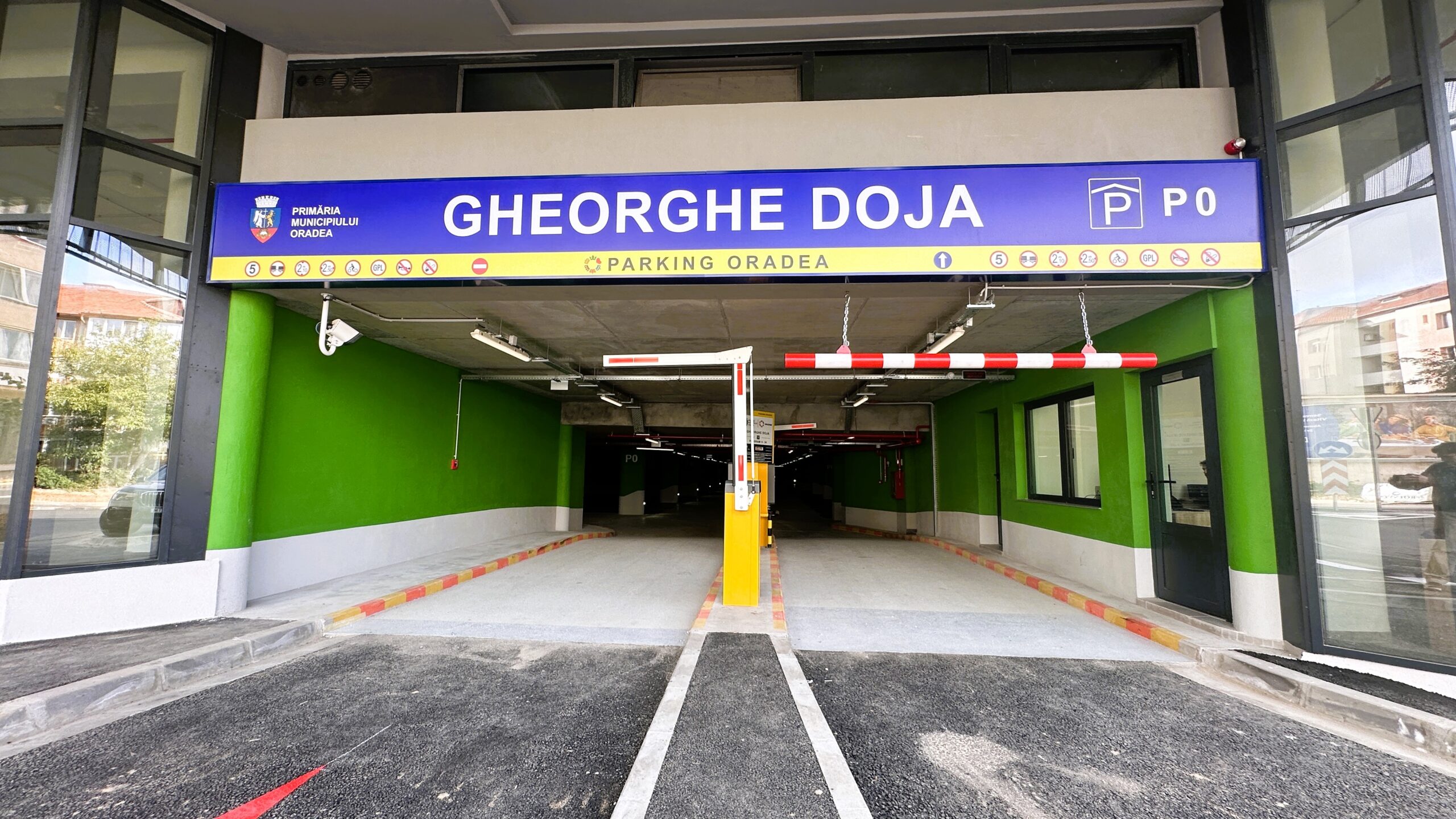 Intrarea în parcarea subterană „Gheorghe Doja” din Oradea