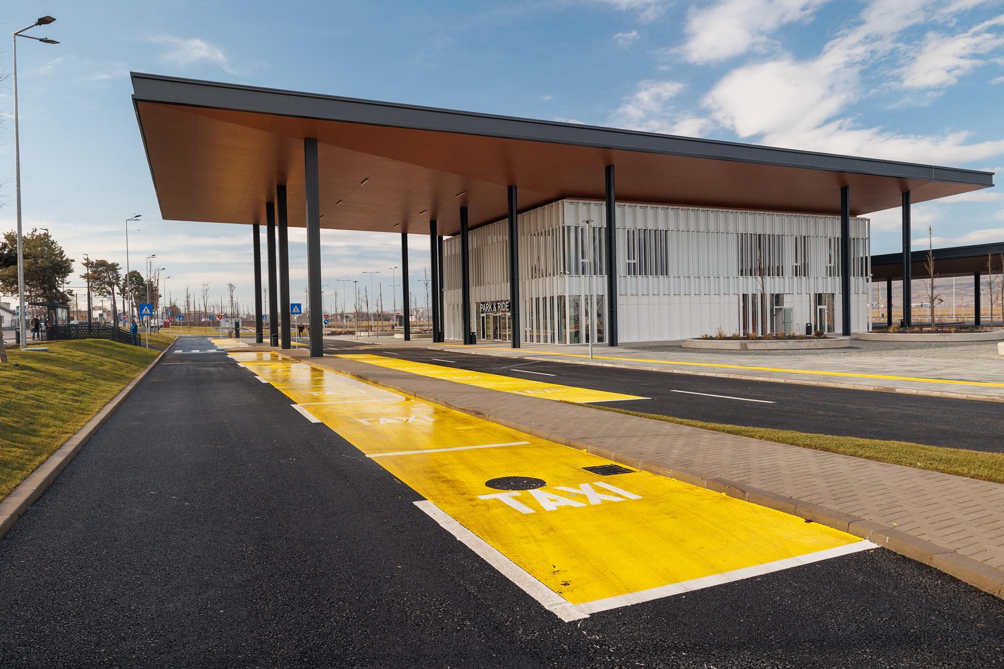 Terminal park and ride din Cluj, cu copertină de lemn și marcaje pentru taxiuri
