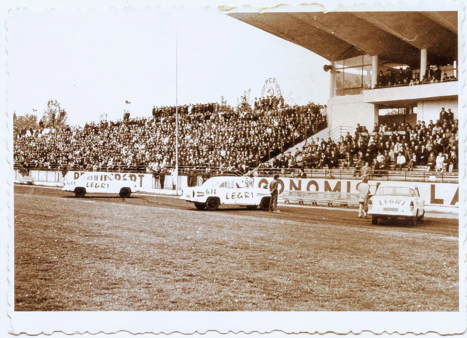 Tribunele arhipline ale stadionului din Copou la spectacolul trupei franceze de cascadorii Gil Legri