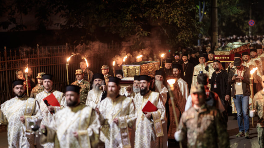 Preoți cu lumânări și racle purtate pe umeri în procesiunea de seară Calea Sfinților, la Iași