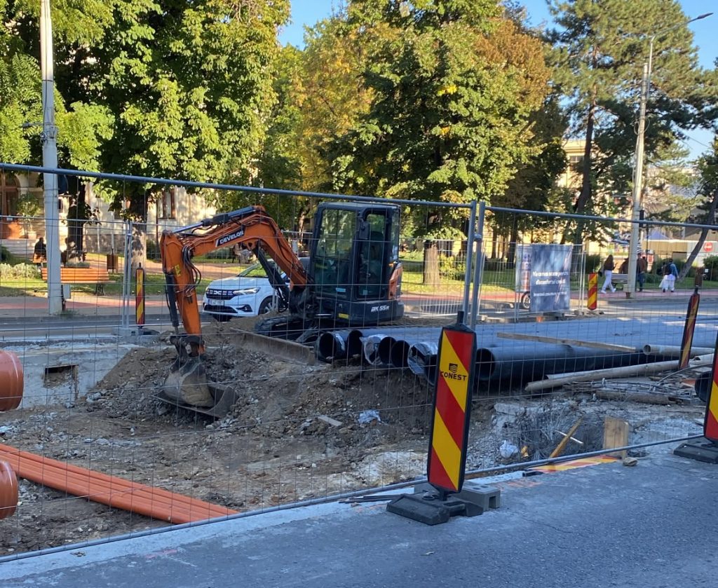Excavator lângă un șanț deschis pe un șantier din Copou