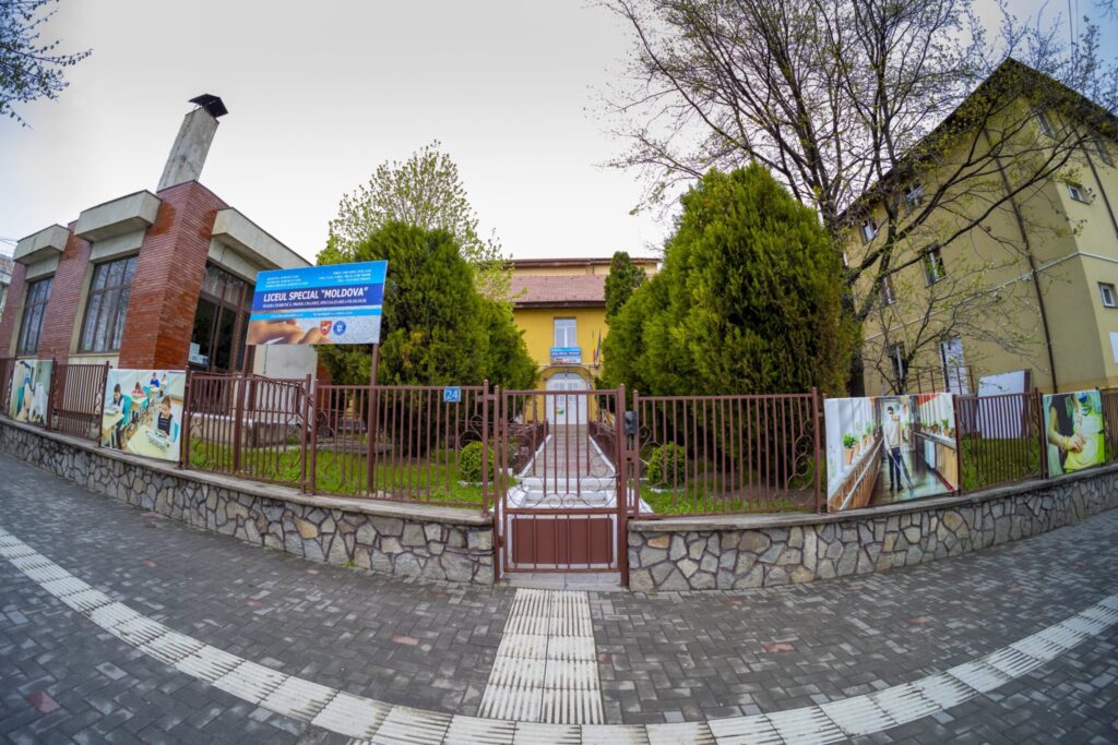 Liceul Special Moldova din Târgu Frumos: curtea și clădirile școlii