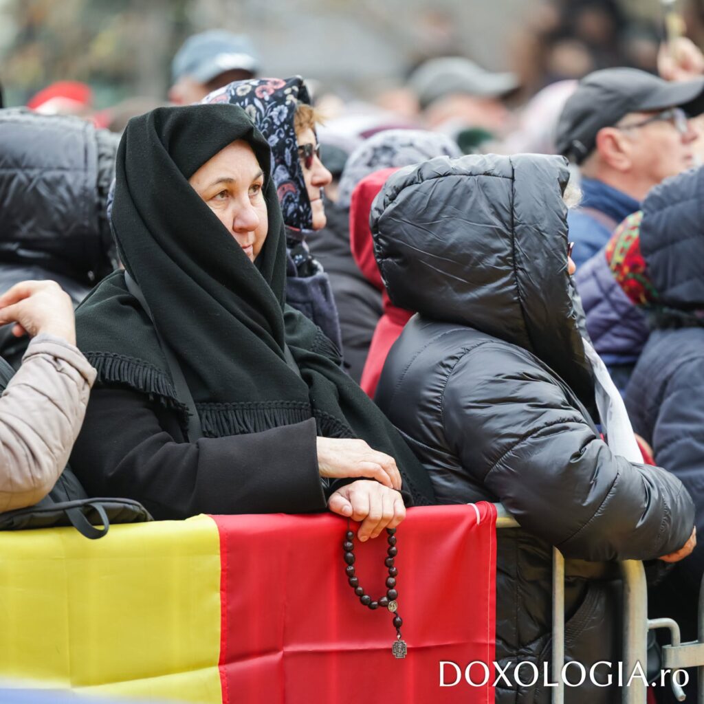 Pelerine cu baticuri, la gardul de protecție din fața Catedralei Mitropolitane, în ziua hramului