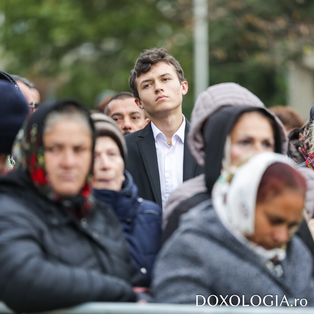 Pelerini vârstnici și tineri, la rând în fața Catedralei Mitropolitane din Iași, în ziua hramului