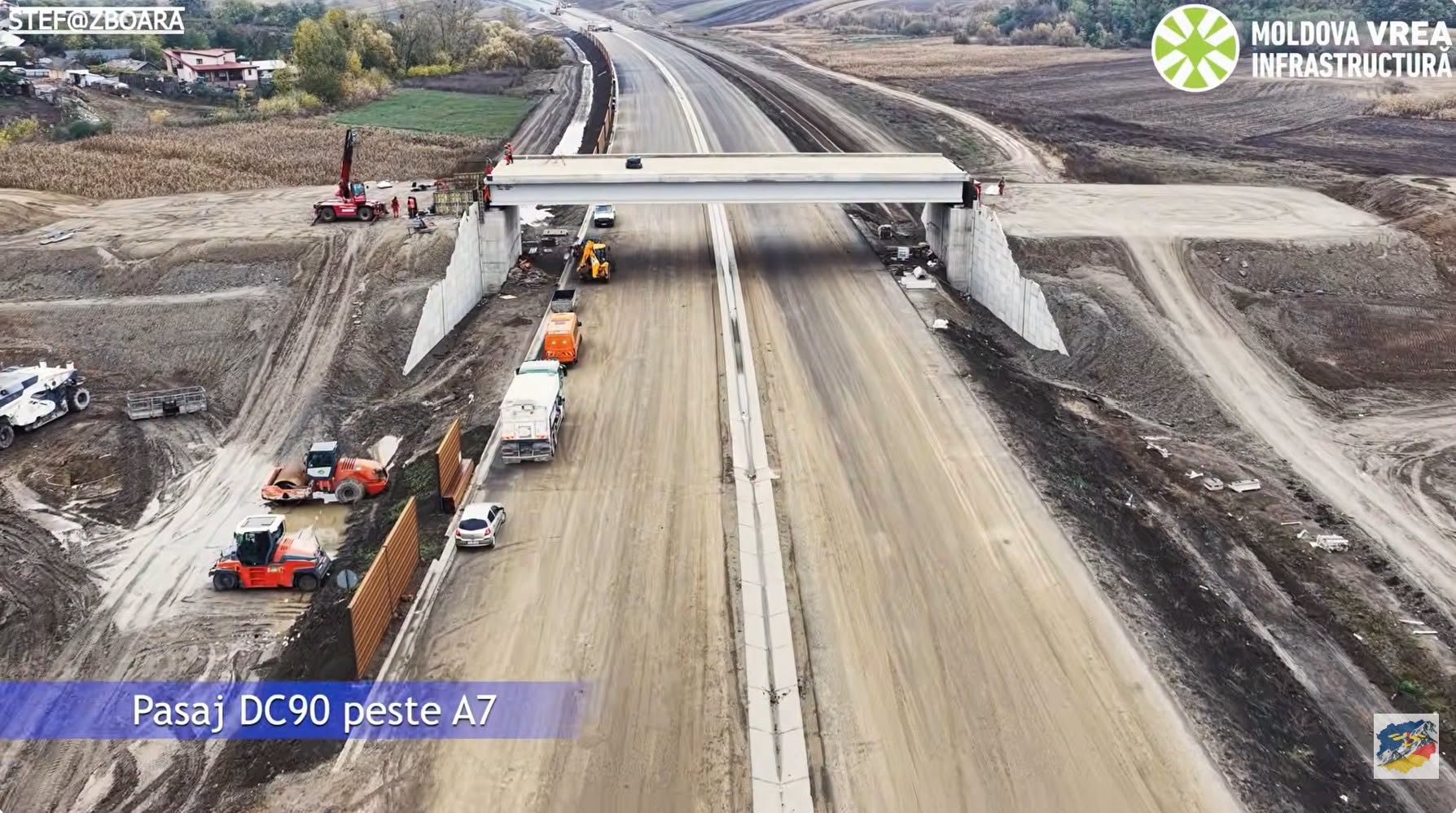 Pasajul DC90 peste Autostrada A7, cu grinda montată și utilaje dedesubt