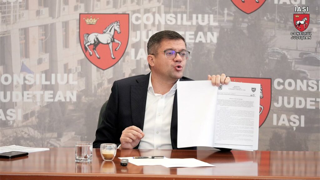 Costel Alexe arată în conferința de presă din 29 octombrie hotărârea Consiliului Județean din 2020 privind Institutul Inimii