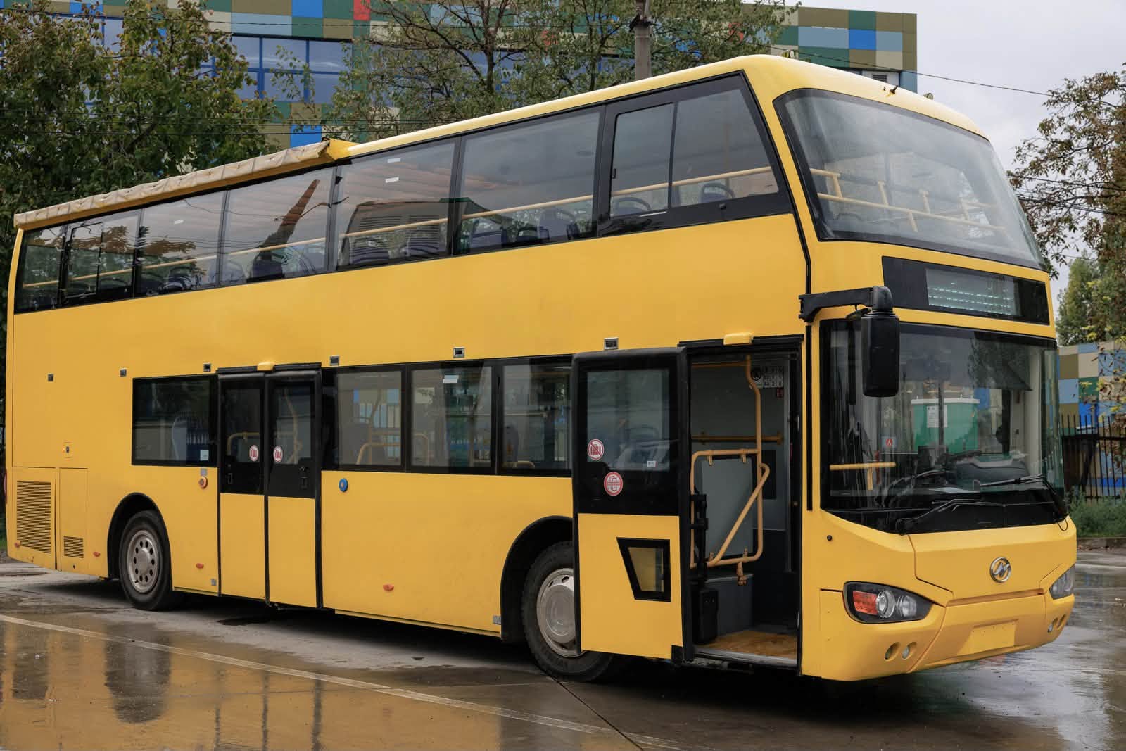 Autobuzul turistic galben supraetajat cumparat de CTP Iasi