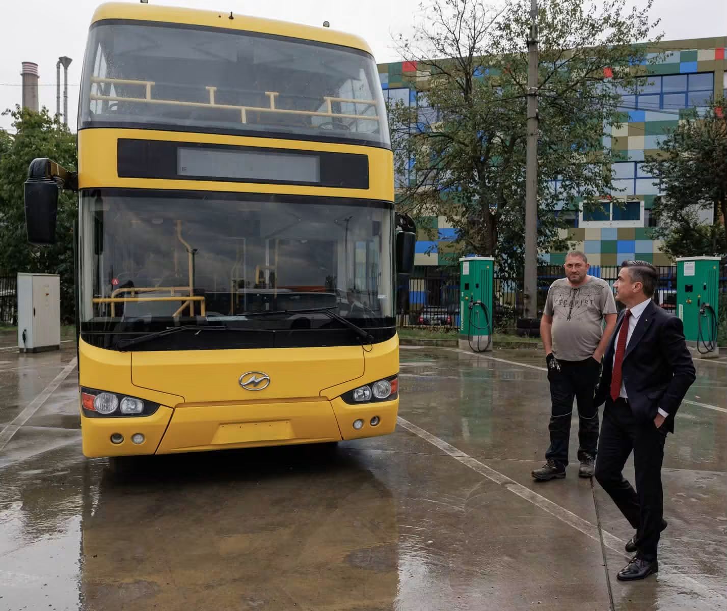 Autobuzul turistic al CTP Iasi vazut din fata, in depou