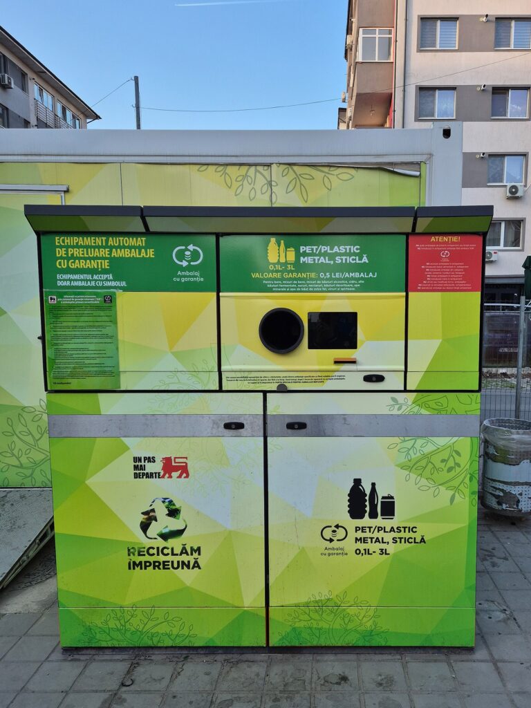 Automat de preluare ambalaje SGR cu garanție de 0,5 lei, pentru plastic, metal și sticlă, montat lângă un magazin Mega Image
