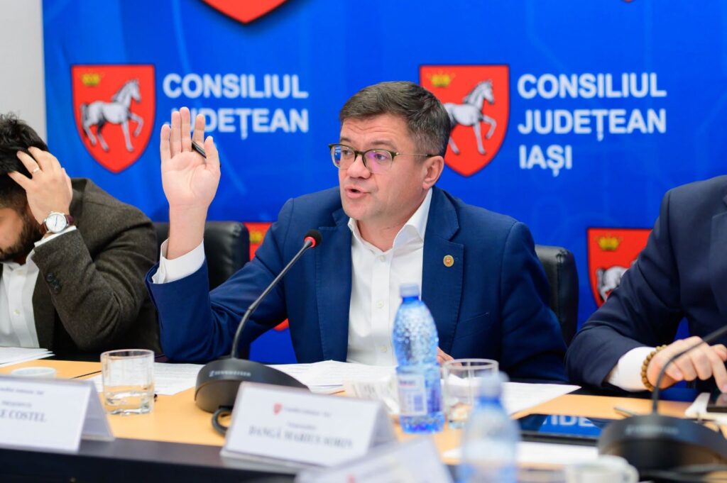 Costel Alexe, președintele Consiliului Județean Iași, votând în ședința din 28 octombrie 2026