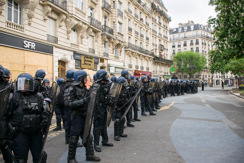 Cordon de polițiști CRS echipați pe o stradă din Paris