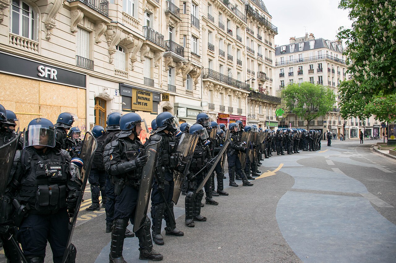 Cordon de polițiști CRS echipați pe o stradă din Paris