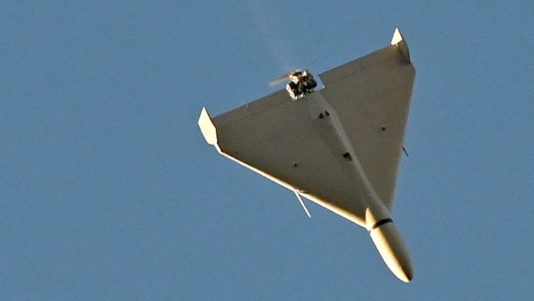 Rămășițele unei drone prăbușite în județul Buzău, în urma căreia au făcut verificări specialiști MApN și SRI