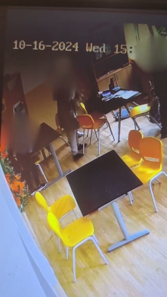Elevă trimisă în judecată: captură din filmarea camerei de supraveghere, 16 octombrie 2024, cu chipurile estompate