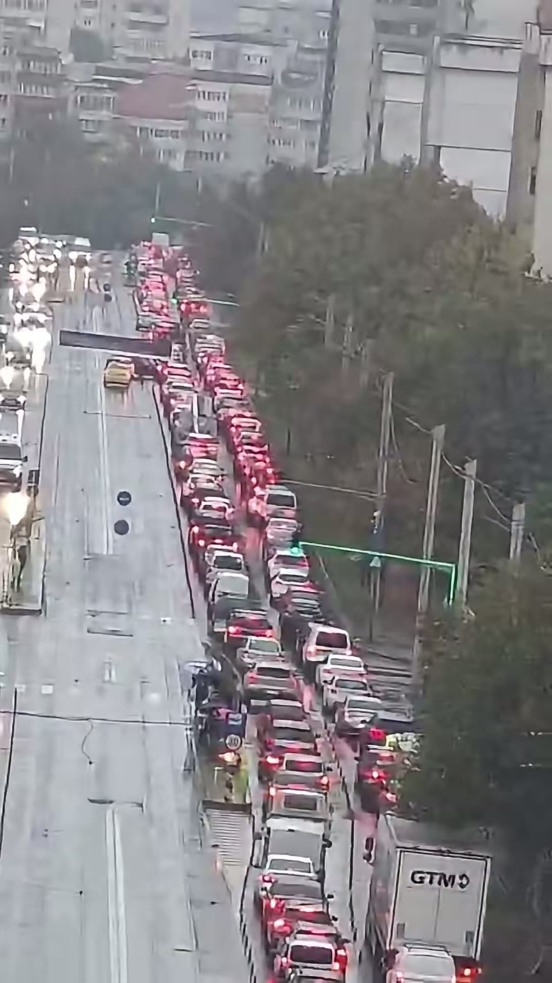 Trafic aglomerat pe o arteră din Iași, văzut din aer, cu autobuz și camioane în coloană