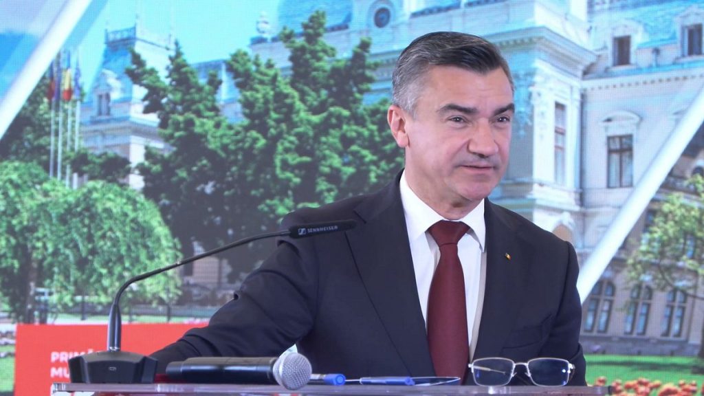 Primarul Mihai Chirica vorbind la o conferință de presă