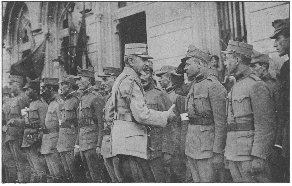 Generalul Constantin Prezan salutând voluntari ardeleni în gara din Iași, în 1917