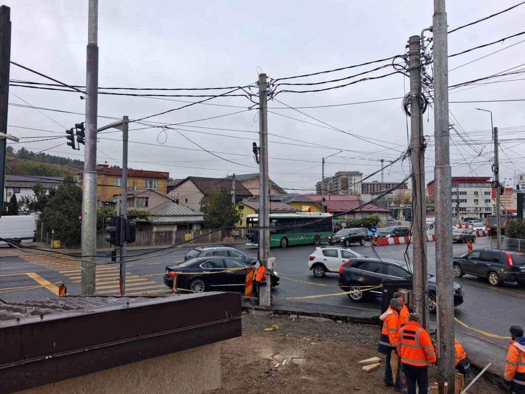 Terenul eliberat după demolarea casei de la colțul șoselei Bucium cu strada Trei Fântâni, în Iași