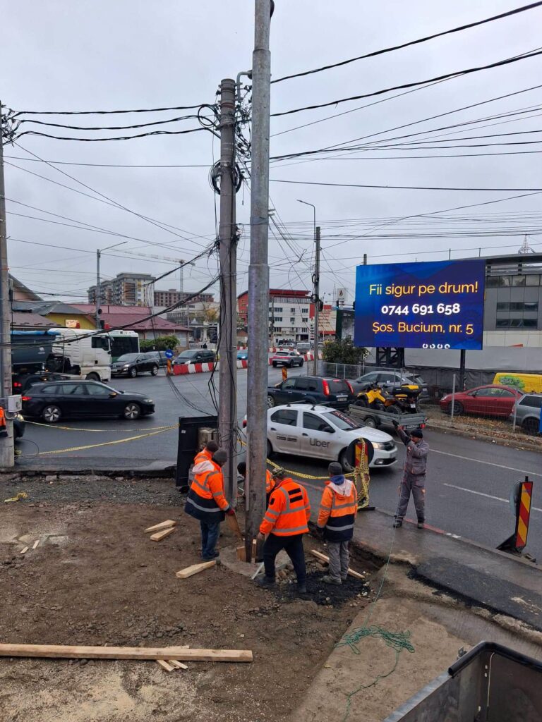 Mașini în intersecția șoselei Bucium cu strada Trei Fântâni, lângă colțul aflat în lucru