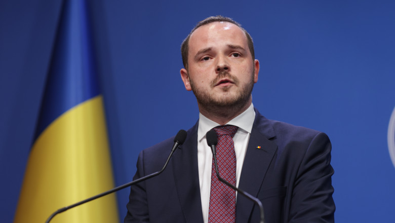 Ministrul Sănătății, Alexandru Rogobete, la pupitru, în fața drapelului României; ministerul monitorizează săptămânal stocurile de medicamente