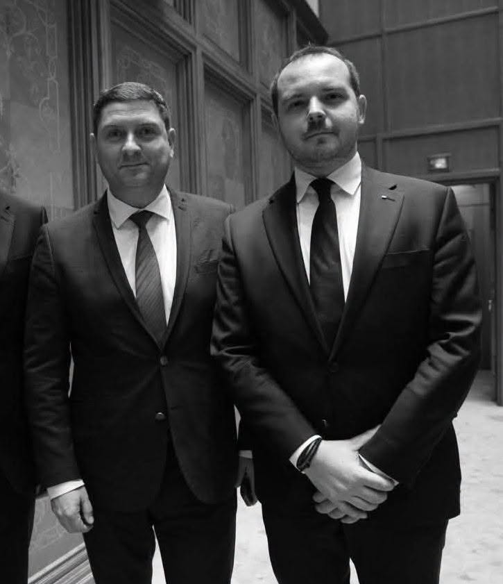 Ministrul Sanatatii Alexandru Rogobete, in dreapta, alaturi de un alt oficial, pe un hol institutional