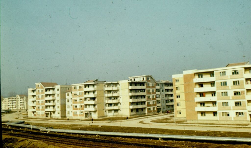 Blocuri noi pe strada Libertății din cartierul Nicolina 2, în anii '80